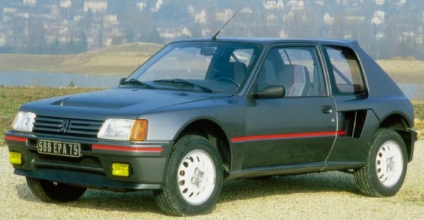 Peugeot 205 GTi е един от най-обичаните хотхечове в Европа. Достатъчно бърз и с превъзходно балансирано шаси. Тй показа, че можете да се забавлявате много в кола, предназначена  за градско шофиране. GTi обаче не беше най-добрата версия на малкия хечбек. Дори не е близо. Това беше 205 Turbo 16 &mdash; луда специална хомологация, предназначена да се справи с всички онези свръхмощни рали автомобили от група B от 80-те години.

Рали автомобилът 205 Turbo 16 беше много успешен, спечелвайки 16 WRC състезания от 26-те, в които участва.  Тук обаче ще се съсредоточим върху шосейната версия, която е тясно свързана с успешния рали автомобил. Подобно на повечето хечбеци от група B, T16 е спортен автомобил със средно разположен двигател и AWD за отличен баланс и странично сцепление.

Самият двигател беше 1,8-литров четирицилиндров агрегат с турбокомпресор и мощност 200 к.с. Това беше малко за съперниците му, но все пак достатъчно за спринт до 100 км/ч за 6 секунди. И все пак, връхната точка на 205 T16 беше неговото окачване, което, по истински френски начин, беше гладко по обществените пътища, но никога не нарушаваше управлението. Всъщност 205 T16 си остава един от най-добре управляваните хотхечове, въпреки че малцина могат да му се насладят, тъй като Peugeot направи само 219 екземпляра.